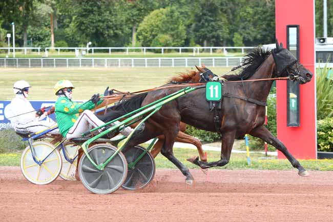 Photo d'arrivée de la course pmu PRIX DE LA PORTE DE CLIGNANCOURT à ENGHIEN le Vendredi 16 août 2024
