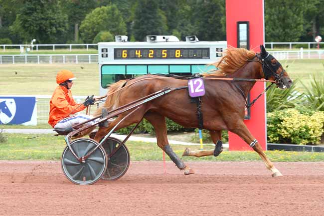 Photo d'arrivée de la course pmu PRIX D'ELANCOURT à ENGHIEN le Vendredi 16 août 2024