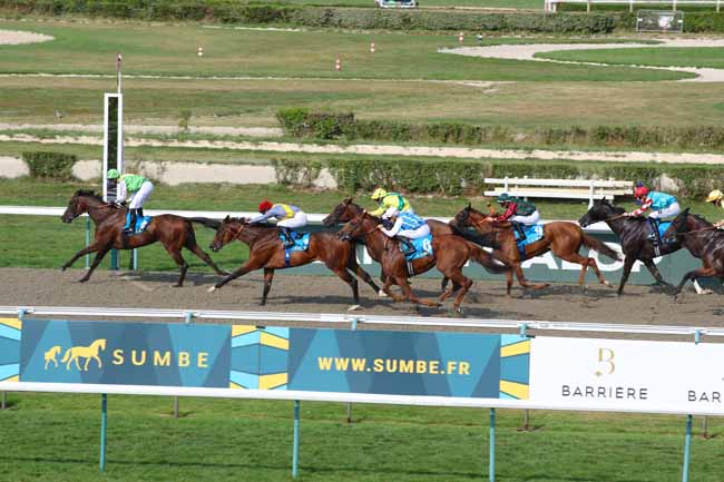 Photo d'arrivée de la course pmu SUMBE PRIX D'HUDIMESNIL à DEAUVILLE le Dimanche 18 août 2024