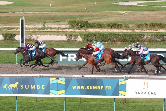 Photo d'arrivée de la course pmu SUMBE PRIX D'AUVILLARS à DEAUVILLE le Dimanche 18 août 2024