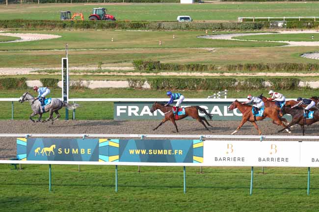 Photo d'arrivée de la course pmu SUMBE PRIX DE SAINT-SYMPHORIEN à DEAUVILLE le Dimanche 18 août 2024