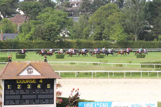 Photo d'arrivée de la course pmu PRIX PLANCHES CONTACT - LE FESTIVAL DE PHOTOGRAPHIE DE DEAUVILLE (PRIX DES FUSAINS) à CLAIREFONTAINE le Lundi 19 août 2024