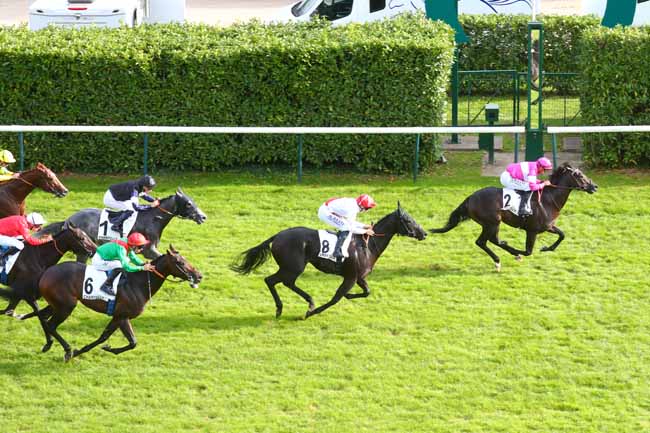 Photo d'arrivée de la course pmu PRIX DE LA CHAPELLE SAINT-PIERRE à CHANTILLY le Lundi 16 septembre 2024