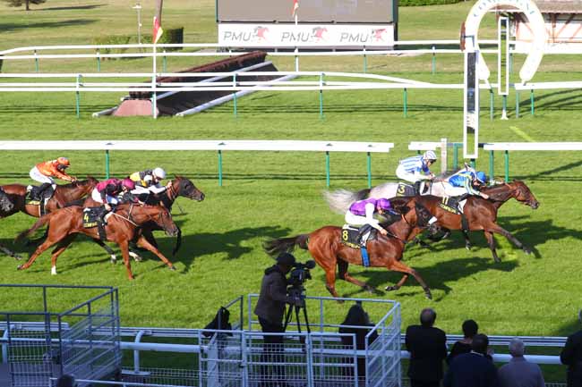 Photo d'arrivée de la course pmu PRIX ETOILE DE LA REINE à COMPIEGNE le Mardi 17 septembre 2024