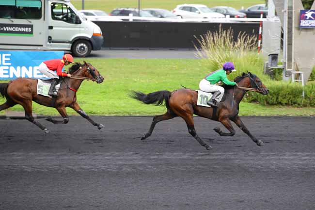 Photo d'arrivée de la course pmu PRIX DE BAGNERES à PARIS-VINCENNES le Dimanche 22 septembre 2024
