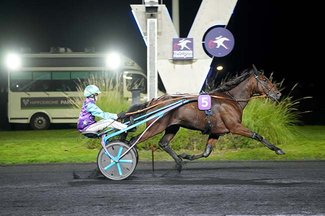 Photo d'arrivée de la course pmu PRIX ETAMIN à PARIS-VINCENNES le Vendredi 4 octobre 2024