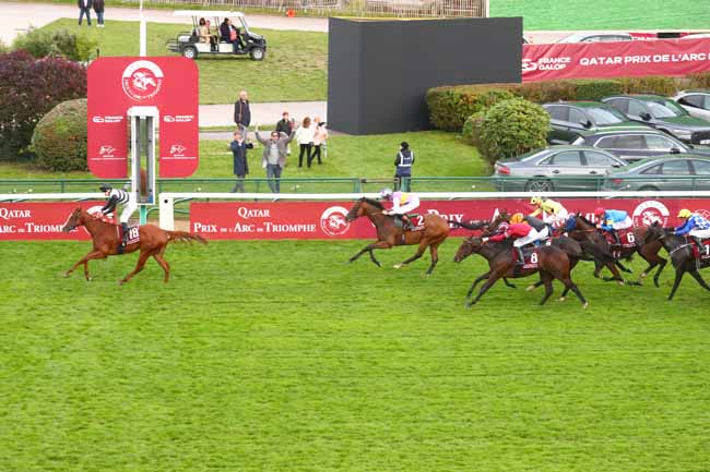 Photo d'arrivée de la course pmu QATAR PRIX DE LA FORET PRESENTE PAR EDUCATION ABOVE ALL à LONGCHAMP le Dimanche 6 octobre 2024