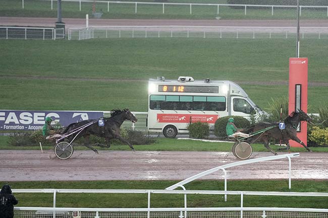 Photo d'arrivée de la course pmu PRIX DES BUTTES CHAUMONT à ENGHIEN le Lundi 7 octobre 2024
