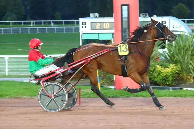 Photo d'arrivée de la course pmu PRIX DU PONT MIRABEAU à ENGHIEN le Lundi 14 octobre 2024