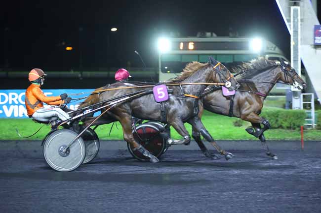 Photo d'arrivée de la course pmu PRIX LOUIS CAUCHOIS à PARIS-VINCENNES le Vendredi 18 octobre 2024