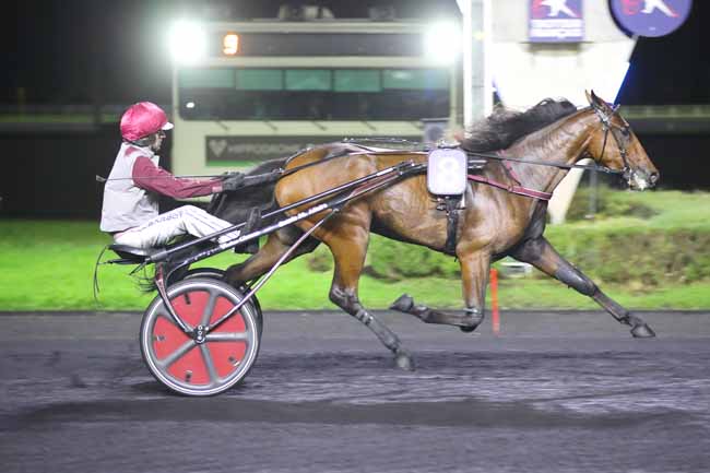 Photo d'arrivée de la course pmu PRIX MARCEL DEJEAN à PARIS-VINCENNES le Vendredi 18 octobre 2024