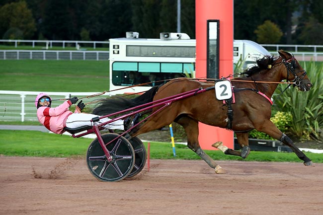 Photo d'arrivée de la course pmu PRIX DE LA PLACE DES VOSGES à ENGHIEN le Samedi 19 octobre 2024