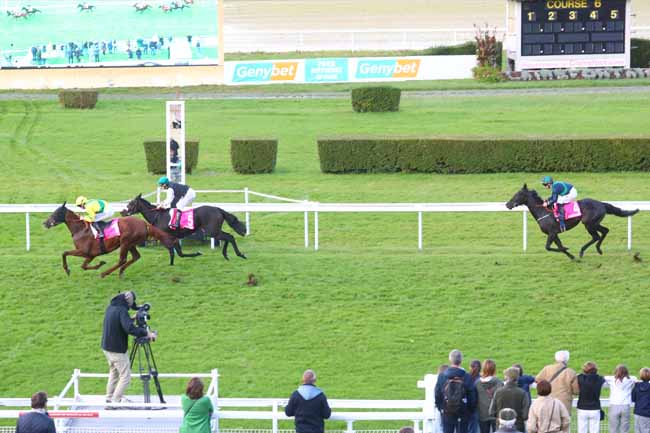 Photo d'arrivée de la course pmu PRIX A FOND LA MAMMO (PRIX DES ASTRANCES) à CLAIREFONTAINE le Mardi 22 octobre 2024
