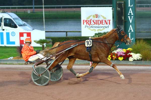 Photo d'arrivée de la course pmu GRAND PRIX ANDRE DE LA VAISSIERE (GRAND PRIX DES QUATRE ANS) à LAVAL le Vendredi 1 novembre 2024