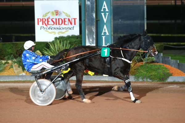 Photo d'arrivée de la course pmu PRIX GEORGES PORCHER à LAVAL le Vendredi 1 novembre 2024