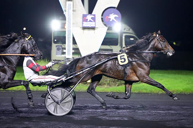 Photo d'arrivée de la course pmu PRIX DE JONCHERY à PARIS-VINCENNES le Samedi 9 novembre 2024