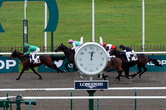 Photo d'arrivée de la course pmu PRIX DE LA CROIX MARQUET à CHANTILLY le Mardi 19 novembre 2024