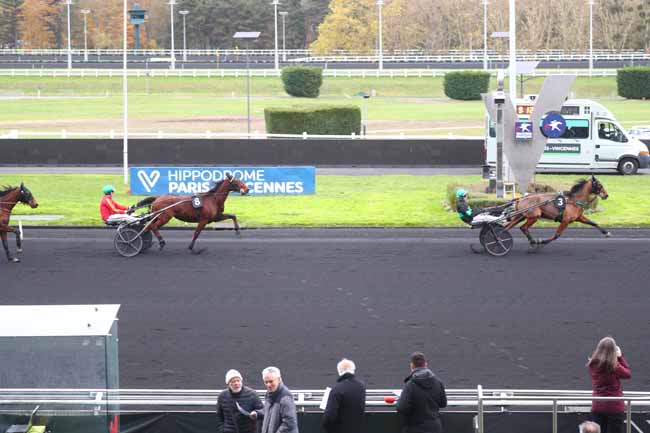 Photo d'arrivée de la course pmu PRIX VOURASIE à PARIS-VINCENNES le Samedi 23 novembre 2024