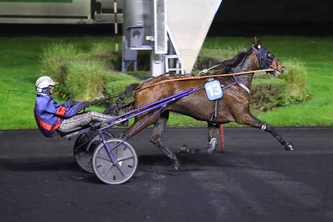Photo d'arrivée de la course pmu PRIX DE BRASSAC-LES-MINES à PARIS-VINCENNES le Lundi 25 novembre 2024