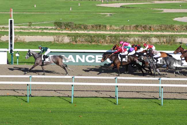 Photo d'arrivée de la course pmu PRIX DE L'HOTEL DU CROISSANT à DEAUVILLE le Mardi 26 novembre 2024