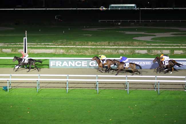 Photo d'arrivée de la course pmu PRIX DE CHARLEMONT à DEAUVILLE le Mercredi 27 novembre 2024