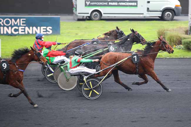 Photo d'arrivée de la course pmu PRIX FERNAND LAFOURCADE - FINALE DU GRAND NATIONAL DES AMATEURS à PARIS-VINCENNES le Dimanche 1 décembre 2024