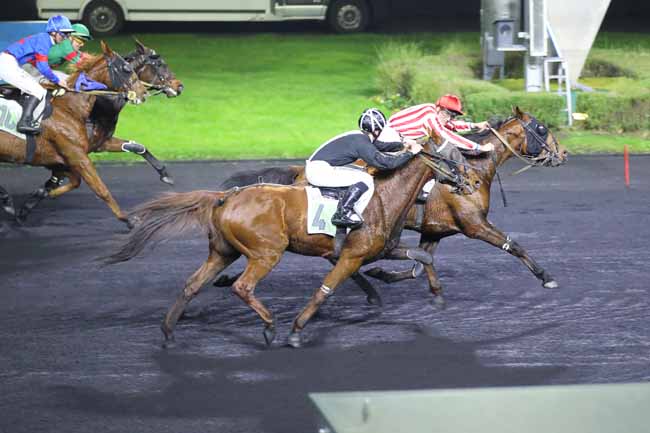 Photo d'arrivée de la course pmu FINALE DU GRAND NATIONAL DES JOCKEYS à PARIS-VINCENNES le Dimanche 1 décembre 2024