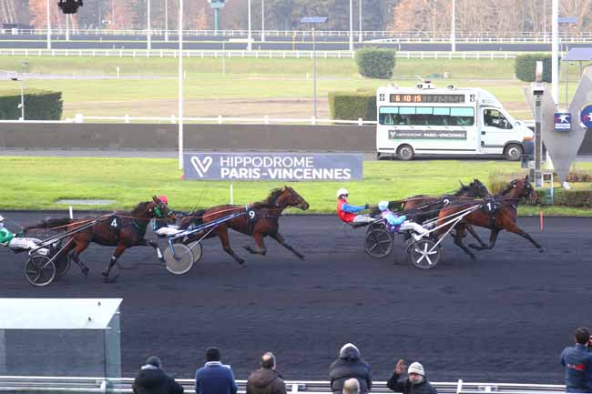 Photo d'arrivée de la course pmu PRIX D'AMBERAC à PARIS-VINCENNES le Mercredi 4 décembre 2024