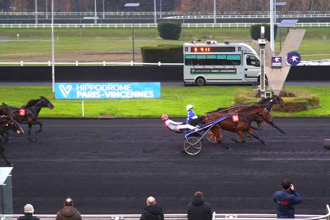 Photo d'arrivée de la course pmu PRIX DE DECIZE à PARIS-VINCENNES le Mercredi 4 décembre 2024