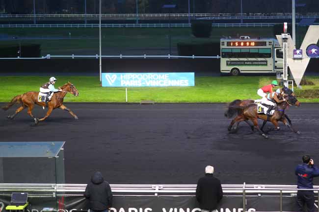 Photo d'arrivée de la course pmu PRIX DE CHAMALIERES à PARIS-VINCENNES le Mercredi 4 décembre 2024