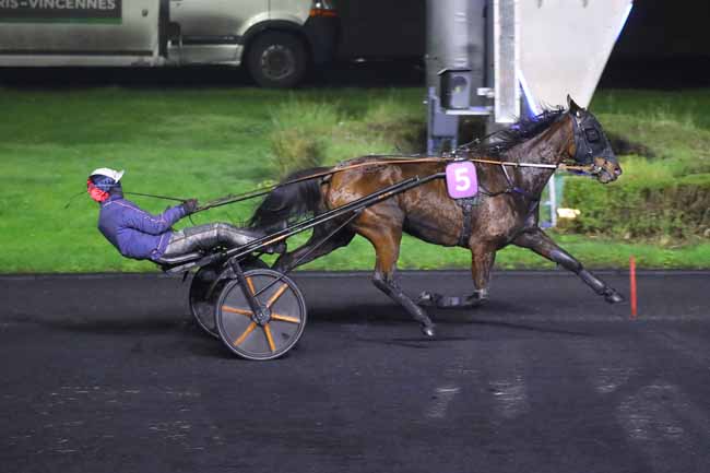 Photo d'arrivée de la course pmu PRIX DE BLANGY à PARIS-VINCENNES le Jeudi 5 décembre 2024