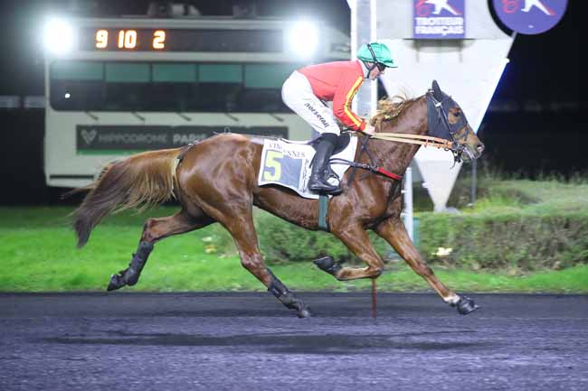 Photo d'arrivée de la course pmu PRIX CIRCINUS à PARIS-VINCENNES le Vendredi 6 décembre 2024
