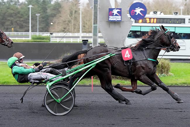Photo d'arrivée de la course pmu PRIX D'HAUTEFORT à PARIS-VINCENNES le Samedi 7 décembre 2024