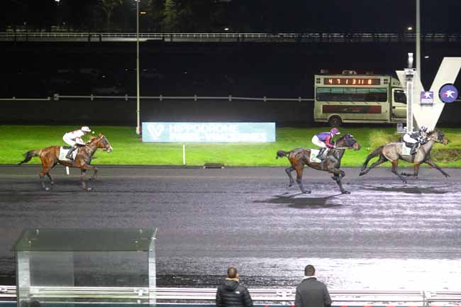 Photo d'arrivée de la course pmu PRIX DE GRENOBLE à PARIS-VINCENNES le Dimanche 8 décembre 2024