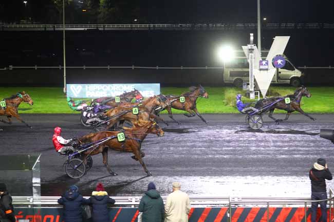 Photo d'arrivée de la course pmu PRIX DE FOURNELS à PARIS-VINCENNES le Dimanche 8 décembre 2024