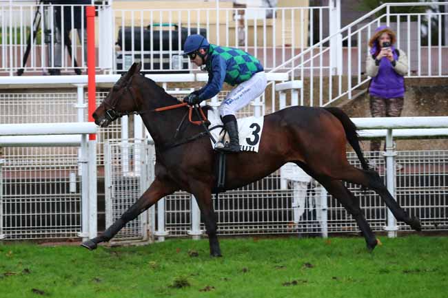 Photo d'arrivée de la course pmu PRIX LEON OLRY-ROEDERER à AUTEUIL le Dimanche 8 décembre 2024