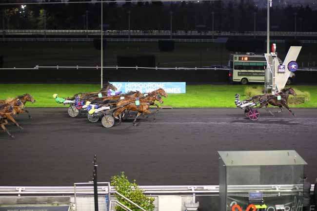 Photo d'arrivée de la course pmu PRIX DE DOMFRONT à PARIS-VINCENNES le Mercredi 11 décembre 2024