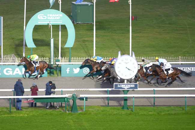 Photo d'arrivée de la course pmu PRIX MY SWALLOW à CHANTILLY le Jeudi 12 décembre 2024