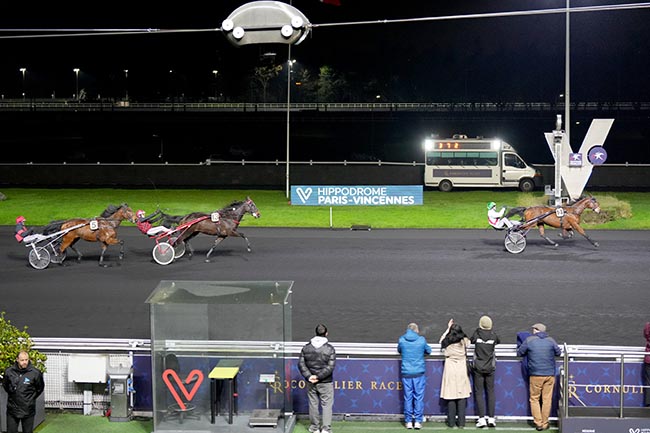 Photo d'arrivée de la course pmu PRIX D'HARFLEUR à PARIS-VINCENNES le Dimanche 15 décembre 2024