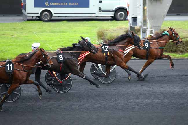 Photo d'arrivée de la course pmu PRIX JULES LEPENNETIER à PARIS-VINCENNES le Dimanche 15 décembre 2024