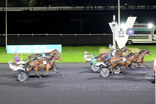 Photo d'arrivée de la course pmu PRIX DE NEUILLE-PONT-PIERRE à PARIS-VINCENNES le Mercredi 18 décembre 2024