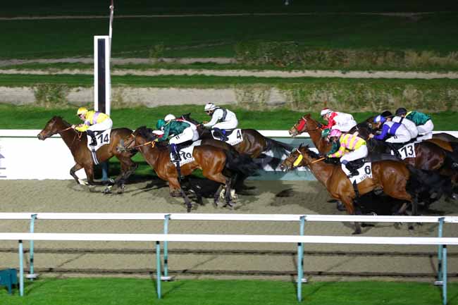 Photo d'arrivée de la course pmu PRIX DU VAL D'ORNE à DEAUVILLE le Jeudi 19 décembre 2024