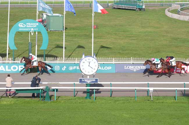 Photo d'arrivée de la course pmu PRIX DE LA GRANDE FOLIE à CHANTILLY le Vendredi 20 décembre 2024