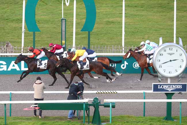 Photo d'arrivée de la course pmu PRIX DU JARDIN DES CASCADES à CHANTILLY le Vendredi 20 décembre 2024