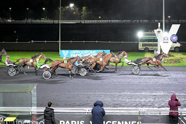 Photo d'arrivée de la course pmu PRIX DU MERLERAULT à PARIS-VINCENNES le Samedi 21 décembre 2024