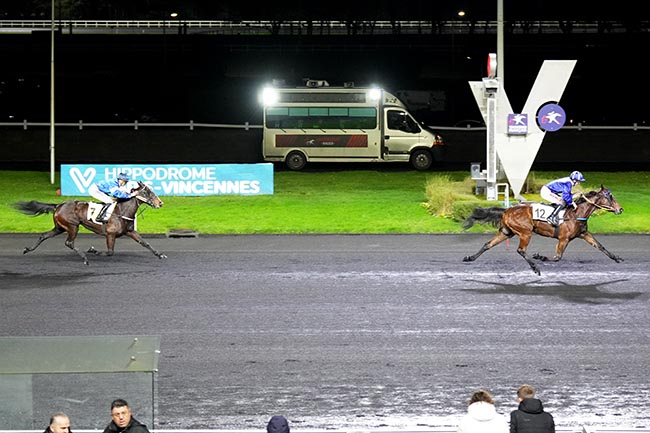 Photo d'arrivée de la course pmu PRIX DE GAMBAIS à PARIS-VINCENNES le Dimanche 22 décembre 2024
