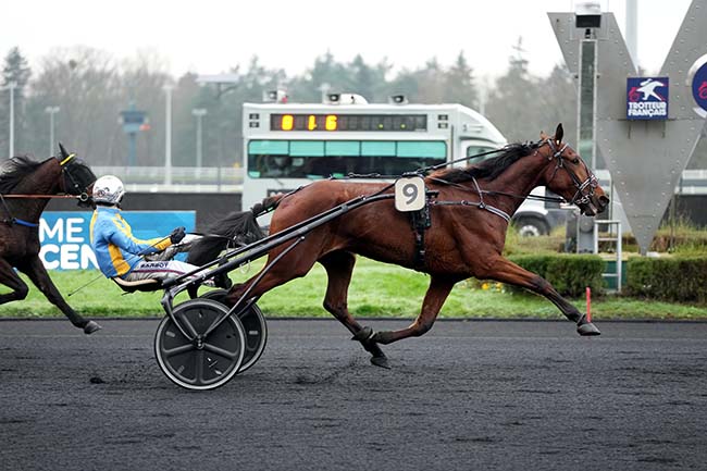 Photo d'arrivée de la course pmu PRIX DE BARCELONNETTE à PARIS-VINCENNES le Mardi 24 décembre 2024