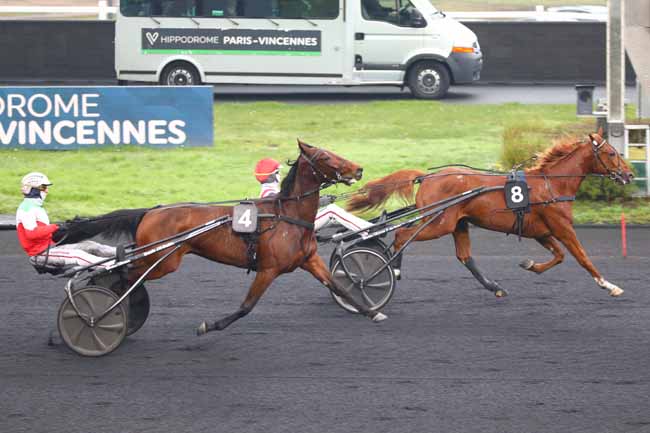 Photo d'arrivée de la course pmu PRIX DE CHATELLERAULT à PARIS-VINCENNES le Mercredi 25 décembre 2024
