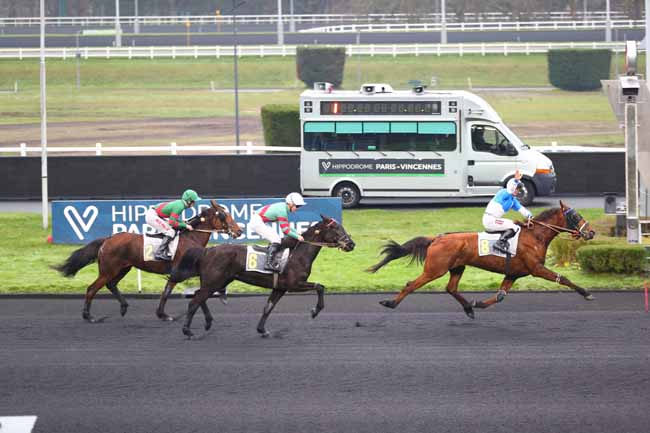 Photo d'arrivée de la course pmu PRIX DE GRIMAULT à PARIS-VINCENNES le Mercredi 25 décembre 2024