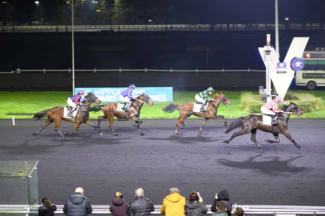 Photo d'arrivée de la course pmu PRIX DE SAUTRON à PARIS-VINCENNES le Mercredi 25 décembre 2024